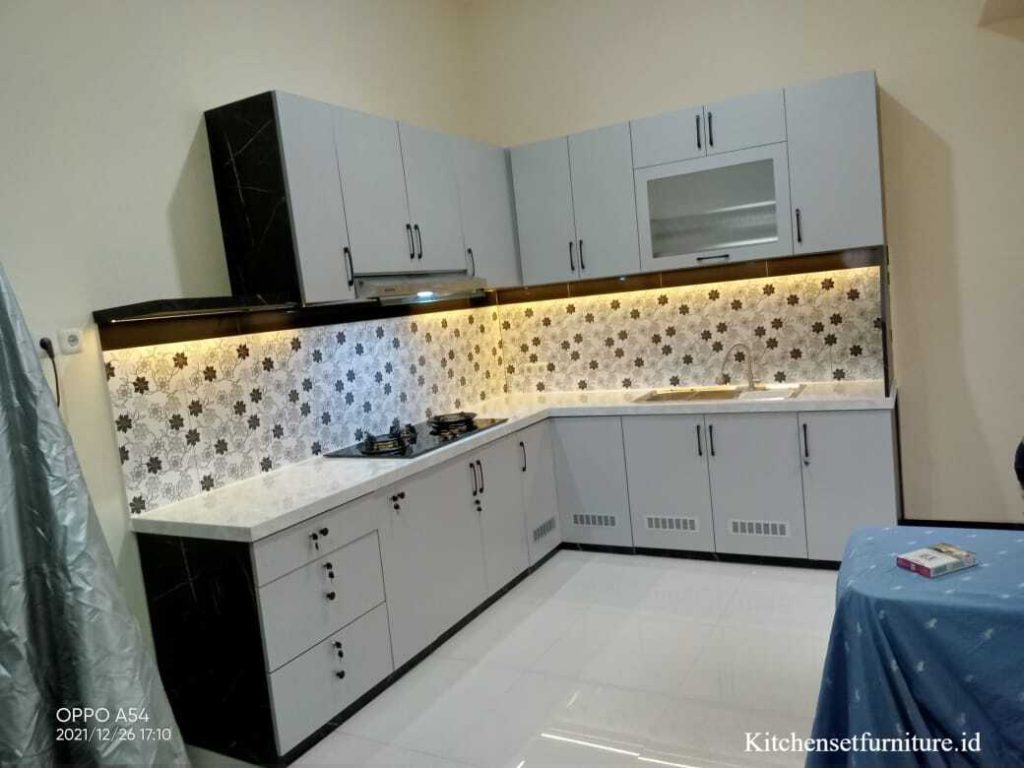 Kitchen Set Modern dengan Aksen Keramik Dinding Motif Bunga